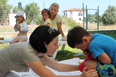 Семейная арт-терапия: родители и дети вместе участвуют в творческом процессе на психологическом тренинге в Греции